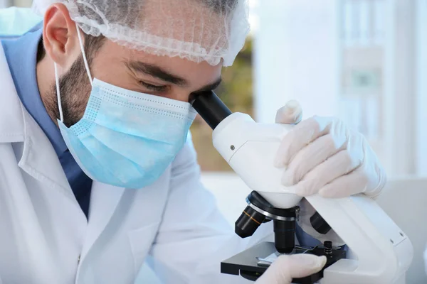 Unga Forskare Som Arbetar Med Mikroskop Laboratorium Närbild Kemisk Analys — Stockfoto