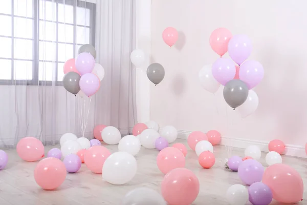 Quarto Decorado Com Balões Coloridos Perto Parede — Fotografia de Stock