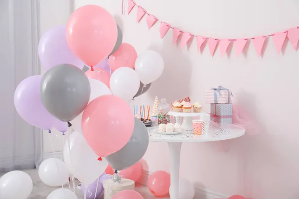 Doces Festa Itens Mesa Quarto Decorado Com Balões — Fotografia de Stock