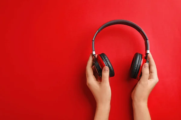 Mujer Sosteniendo Auriculares Fondo Color Vista Superior Espacio Para Texto — Foto de Stock