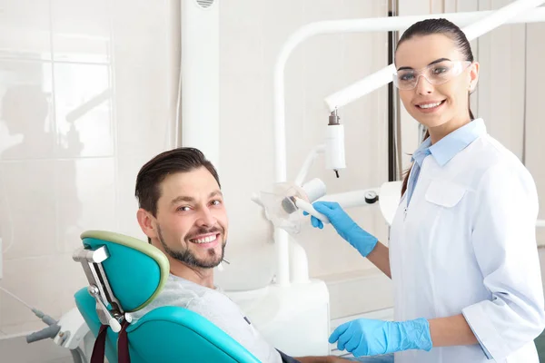 Odontólogo Profesional Paciente Feliz Clínica Moderna —  Fotos de Stock