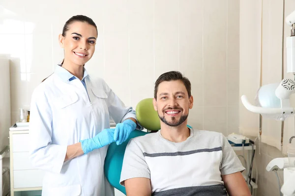 Dentista Profissional Paciente Feliz Clínica Moderna — Fotografia de Stock