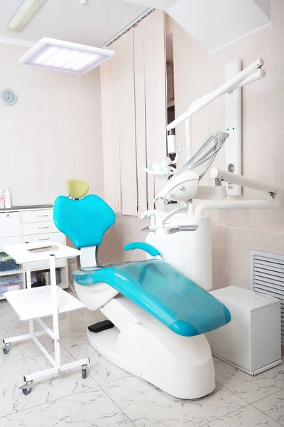 Escritório Dentista Com Cadeira Moderna Equipamentos Profissionais — Fotografia de Stock