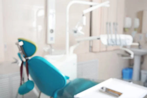 Verschwommene Sicht Auf Zahnarztpraxis Mit Stuhl Und Professioneller Ausstattung — Stockfoto