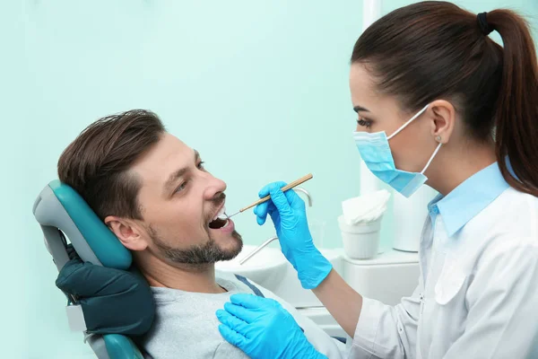 Zahnarzt Arbeitet Mit Patient Moderner Klinik — Stockfoto