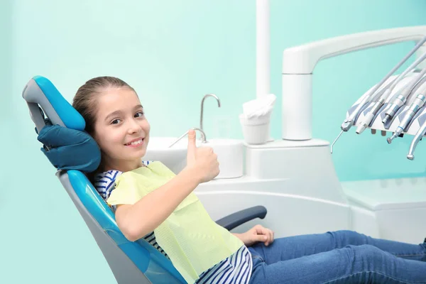 Menina Feliz Ter Consulta Dentista Clínica Moderna — Fotografia de Stock