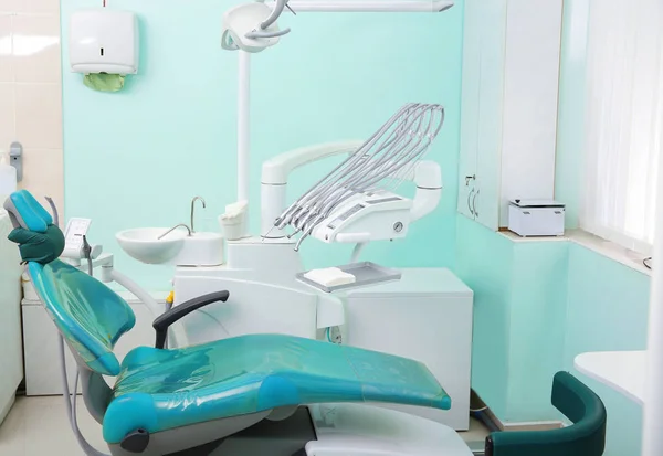 Οδοντιατρείο Μοντέρνα Καρέκλα Και Επαγγελματικός Εξοπλισμός — Φωτογραφία Αρχείου