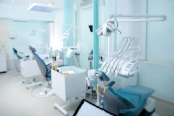 Verschwommene Sicht Auf Zahnarztpraxis Mit Stühlen Und Professioneller Ausstattung — Stockfoto