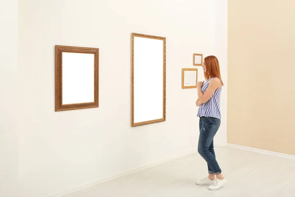 Vrouw Die Bekeken Expositie Galerie Van Moderne Kunst — Stockfoto