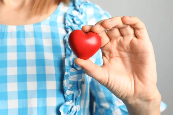 Vrouw Met Rode Decoratief Hart Close Weergave — Stockfoto