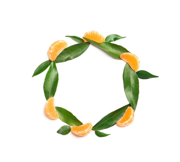 Samenstelling Met Tangerine Segmenten Bladeren Een Witte Achtergrond Bovenaanzicht Ruimte — Stockfoto