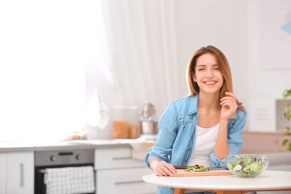 Giovane Donna Felice Preparare Insalata Cucina Spazio Testo Dieta Sana — Foto Stock