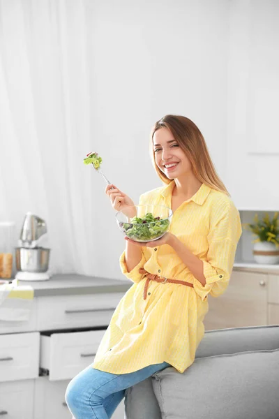 Feliz Joven Mujer Comiendo Ensalada Cocina Dieta Saludable — Foto de Stock