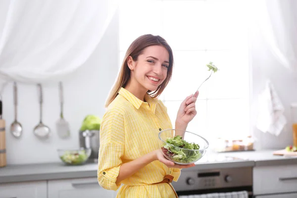 Feliz Joven Mujer Comiendo Ensalada Cocina Dieta Saludable —  Fotos de Stock