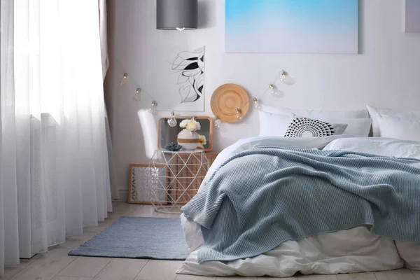 Geniş Rahat Yataklı Şık Bir Oda — Stok fotoğraf
