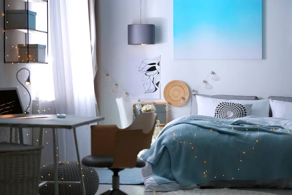 快適なベッドと職場のスタイリッシュな室内 — ストック写真