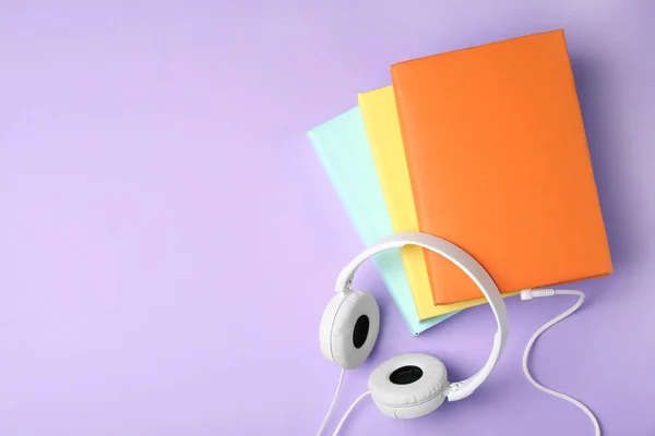 Auriculares Modernos Con Libros Tapa Dura Sobre Fondo Color Vista — Foto de Stock