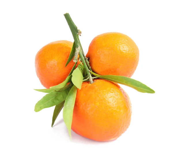 Tangerinas Maduras Saborosas Com Folhas Fundo Branco — Fotografia de Stock