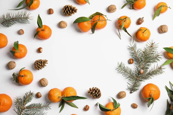 Vánoční Složení Zralé Mandarinky Prostor Pro Text Bílém Pozadí Ploché — Stock fotografie