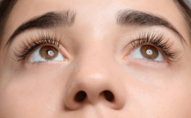 Güzel kirpik, closeup görünümü olan kadın