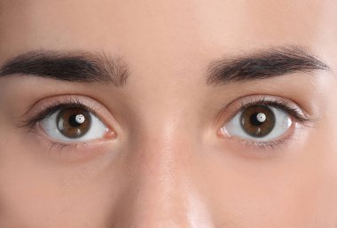 Güzel doğal kirpik, closeup görünümü olan kadın