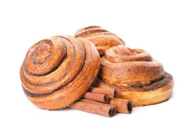 Fırından yeni çıkmış beyaz arka plan üzerinde rulo tarçın