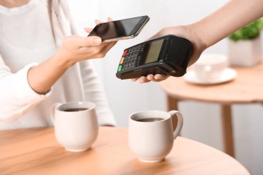 Kafede smartphone ile temassız ödeme için istimal ölümcül kadın
