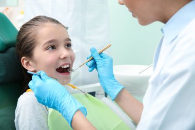 Biraz sabırlı modern kliniğinde çalışan profesyonel diş hekimi