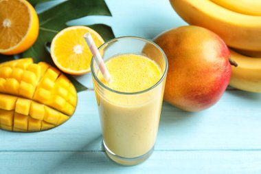 Bardak taze mango içki ve tropikal meyve renk ahşap tablo