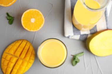 Taze mango içki ve tropikal meyve gri tablo, üstten görünüm