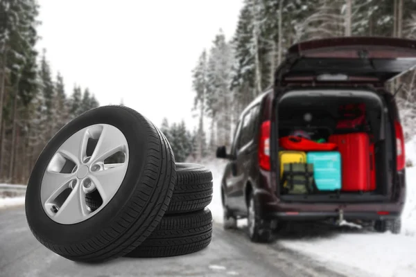 Set Winter Tires Broken Car Open Trunk Forest Highway Car — Stock Photo, Image