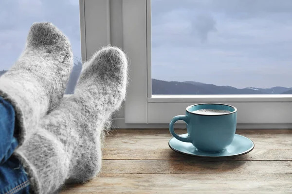 Vrouw Warme Sokken Met Warme Dranken Genieten Van Uitzicht Winter — Stockfoto