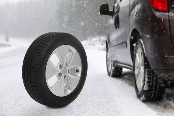 Winter Tire Broken Car Forest Highway Snowfall Car Service — Stock Photo, Image