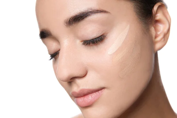 Ung Kvinna Med Olika Nyanser Skin Foundation Hennes Ansikte Mot — Stockfoto