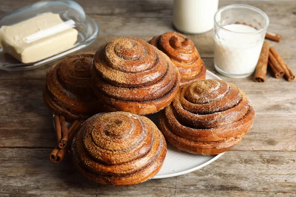 Plate Baked Cinnamon Rolls Wooden Table — Stock Photo, Image
