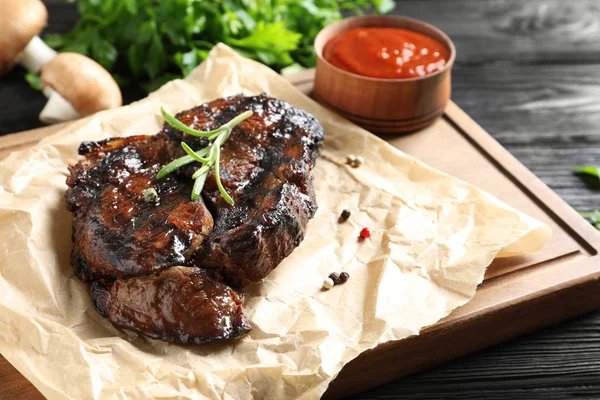 Delicioso Bife Grelhado Servido Com Molho Tábua Madeira — Fotografia de Stock