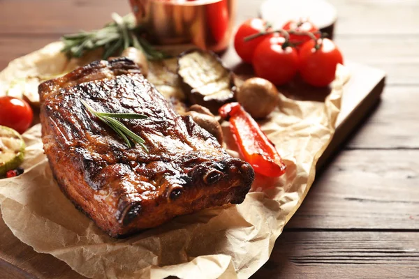 Costelas Deliciosas Servidas Com Legumes Para Churrasco Mesa Madeira — Fotografia de Stock