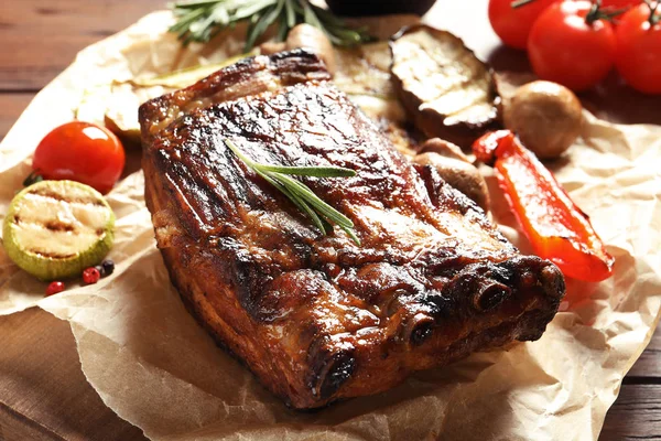 Costelas Deliciosas Servidas Com Legumes Para Churrasco Mesa Madeira — Fotografia de Stock