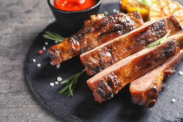 Heerlijk Vlees Geserveerd Voor Barbecue Party Grijze Tafel — Stockfoto