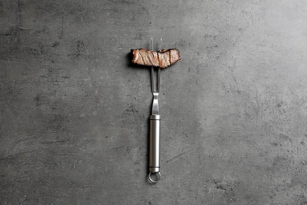 Tenedor Con Trozo Deliciosa Carne Asada Sobre Fondo Gris Vista — Foto de Stock