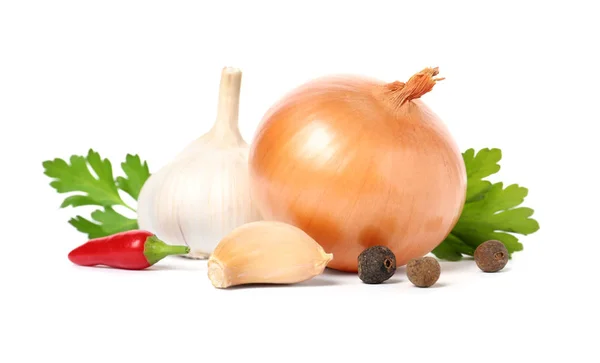 Knoblauch Zwiebeln Petersilie Piment Und Chilischoten Auf Weißem Hintergrund — Stockfoto