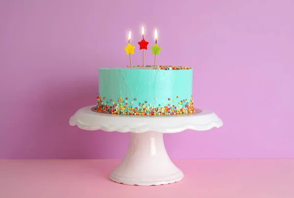 Свежий Вкусный Праздничный Торт Свечами Фоне Цветов — стоковое фото