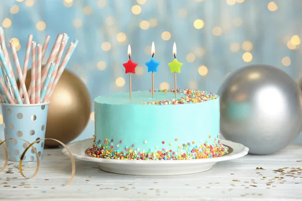 Délicieux Gâteau Frais Avec Des Bougies Sur Table Contre Les — Photo