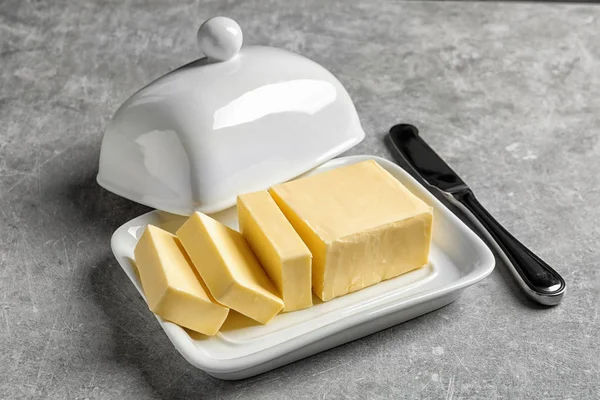 Prato Com Manteiga Fresca Faca Mesa — Fotografia de Stock
