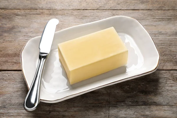 Plato Con Mantequilla Fresca Cuchillo Sobre Mesa Madera — Foto de Stock