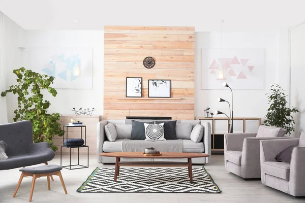 Stilfuld Stue Interiør Med Komfortabel Sofa Dekorative Elementer - Stock-foto