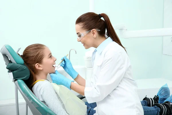 Biraz Sabırlı Modern Kliniğinde Çalışan Profesyonel Diş Hekimi — Stok fotoğraf