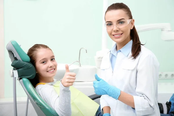 Dentista Profissional Pequeno Paciente Feliz Clínica Moderna — Fotografia de Stock