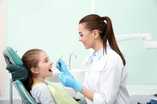 Dentista Profissional Trabalhando Com Pouco Paciente Clínica Moderna — Fotografia de Stock