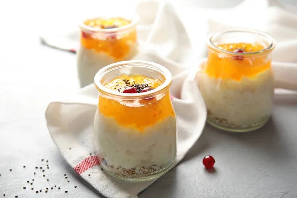 Pudín Arroz Cremoso Con Grosella Roja Mermelada Avena Frascos Sobre — Foto de Stock